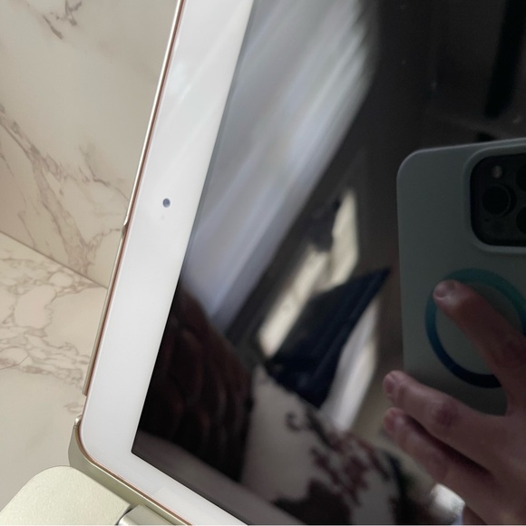 Apple iPad White/Rose Gold 32GB with Bluetooth Keyboard Case (silver/white) - Picture 6 of 14